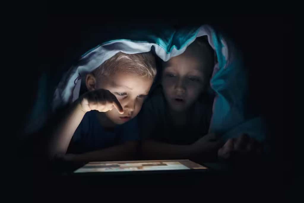 Les usages numériques ont des conséquences sur le sommeil des enfants. © Shutterstock