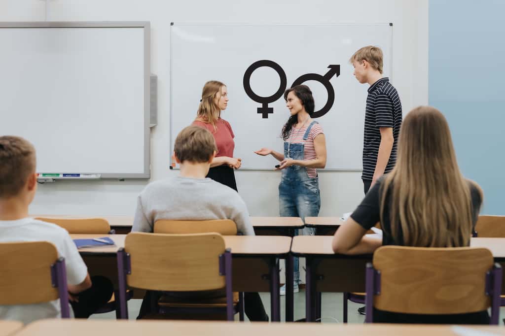 Les cours d'éducation sexuelle inclusifs permettent d'améliorer la santé mentale des élèves. © Photographee.eu, Adobe Stock
