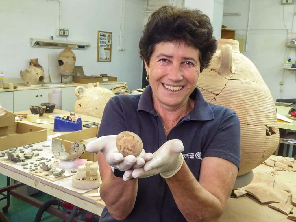 Alla Nagorsky fait partie de l'équipe qui a découvert l'œuf. © Gilad Shtern, <em>Israel Antiquities Authority</em>