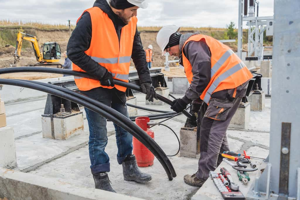 L'électricien est capable de travailler aussi bien sur de l'installation de compteurs électriques dans des maisons que sur des grands chantiers. Polyvalent, il met à jour régulièrement ses connaissances pour suivre l'évolution des normes de sécurité mais aussi des innovations technologiques. © romaset, Adobe Stock.