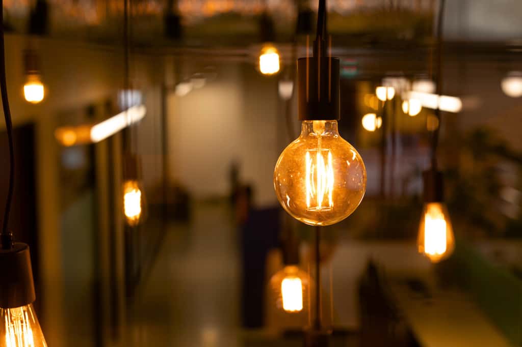 Une invention visionnaire refait parler d’elle : l’électricité sans fil devient réalité. © Thurtell, iStock