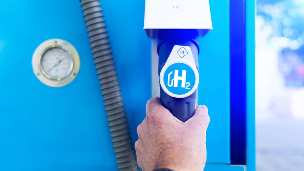  Ces carburants de synthèse (ou « e-fuels ») sont pour la plupart produits en combinant de l'hydrogène et du CO<sub>2</sub>. © Alexander Kirch, Shutterstock