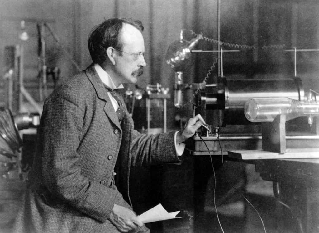 Voilà plus d'un siècle, Joseph John Thomson (1856-1940) découvrait l'électron et mesurait sa masse. Bien avant Robert Brout, François Englert et Peter Higgs, les théoriciens de l'époque comme Lorentz et Poincaré avaient déjà entrepris de calculer la masse de l'électron. On a depuis tenter d'expliquer sa charge. © <em>Cavendish Laboratory</em>, université de CambridgeLaboratory   