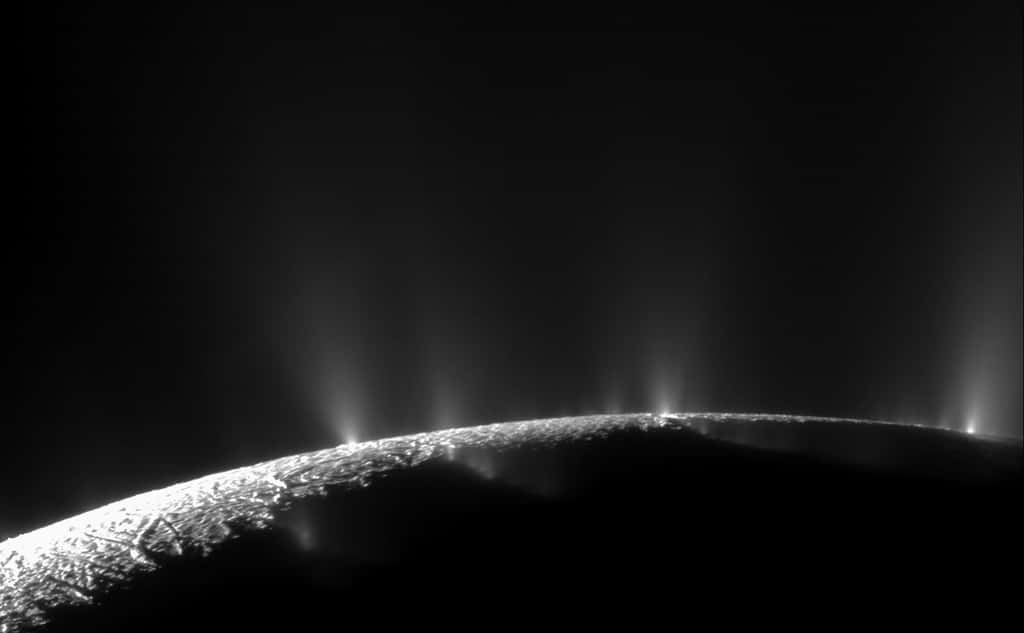 Mosaïque créée à partir de deux images haute résolution, capturées par la sonde Cassini lors de l'un de ses survols d'Encelade. On y voit des panaches spectaculaires pulvérisant de la glace d’eau à partir de nombreux endroits le long des célèbres « rayures de tigre » près du pôle Sud de la lune de Saturne. L'étude de ces panaches nous révèle de précieuses informations sur l'océan interne d'Encelade. © Nasa, JPL, Space Science Institute 