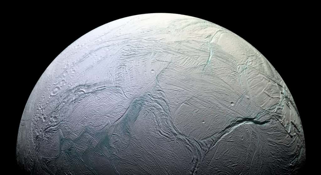 Sous sa couche de glace, Encelade pourrait présenter des conditions d'habitabilité favorables pour le développement de la vie. © Claudio Caridi, Adobe Stock