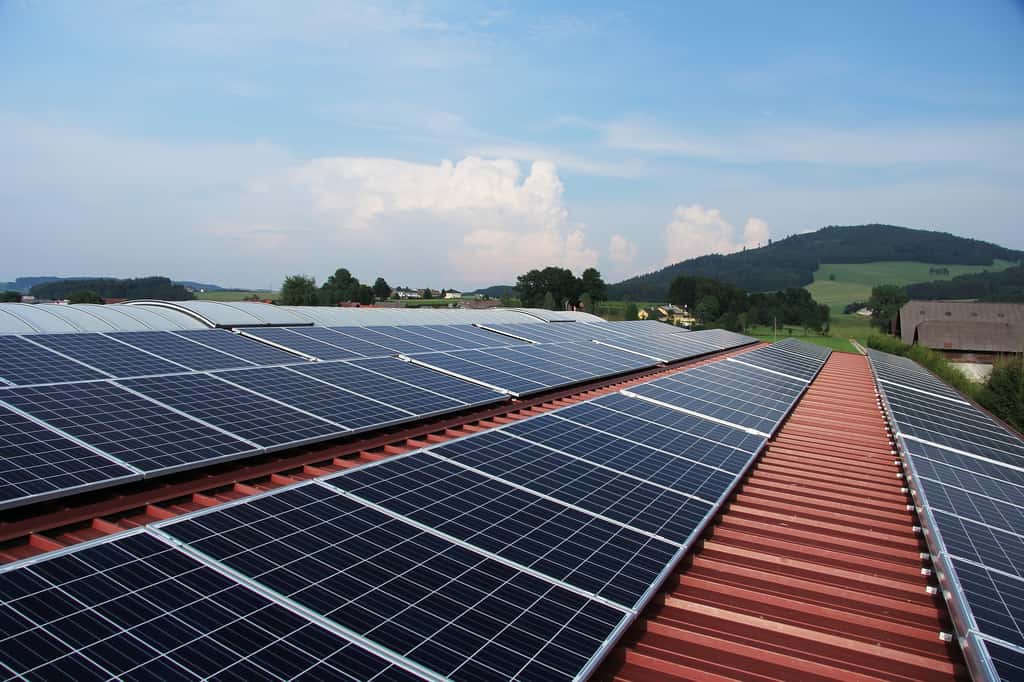 Selon le climatologue Davide Faranda, la priorité est l'installation massive d'infrastructures liées aux énergies renouvelables, comme les panneaux solaires. © schropferoval, Pixabay