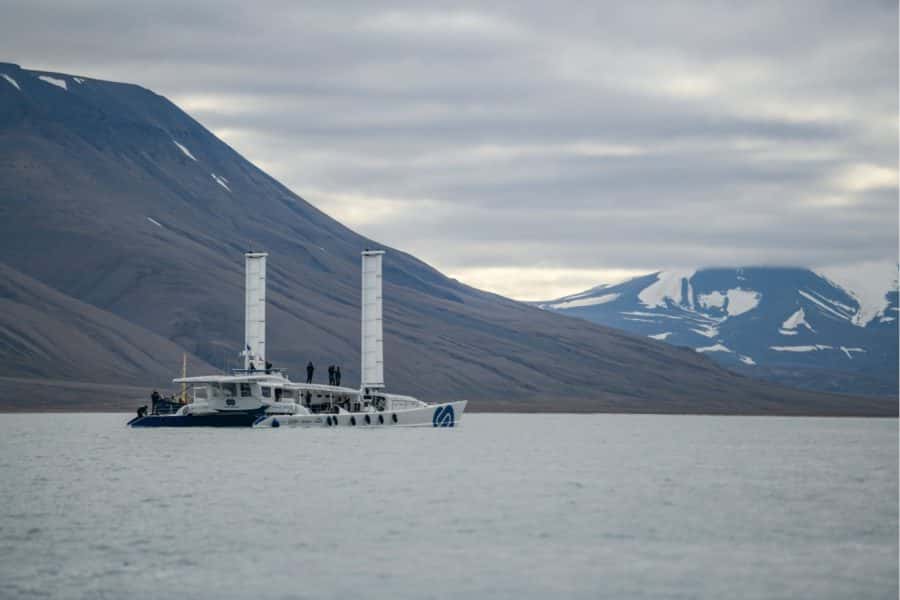 Le bateau Energy Observer démontre l'avenir des énergies renouvelables dans le transport maritime et lance un message fort à la communauté internationale en rejoignant en autonomie énergétique totale l'archipel du Svalbard, où le changement climatique a des conséquences désastreuses. © Energy Observer