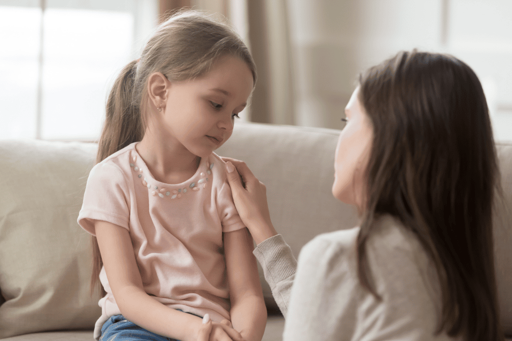 Un manque de soutien et d'encourgement durant l'enfance peut avoir des répercussions négatives à l'âge adulte. © fizkes, iStock