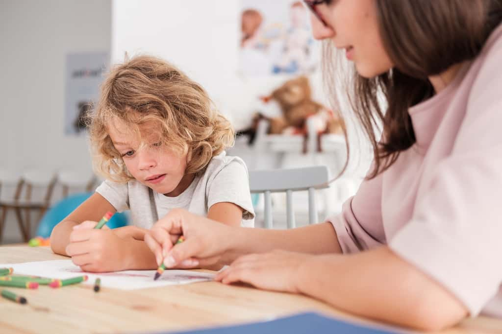  Établir une communication fluide entre l'école et la maison permet de mieux soutenir l'enfant atteint de TDAH. © Photographee.eu, Adobe Stock