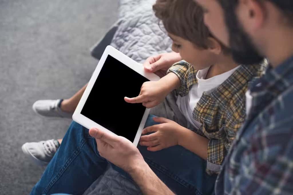 Il faut inciter les enfants à partager leurs savoirs et leurs savoir-faire pour créer du lien autour des écrans. © Shutterstock