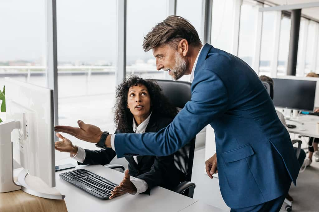 Pourquoi certains employés ont-ils tendance à minimiser ou à occulter les comportements toxiques de leur manager ? © AnVr, Getty Images