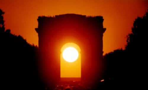 Le Soleil se couche dans l'axe de l'arc de Triomphe