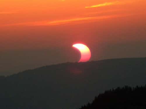 Éclipse partielle de Soleil visible dans la zone arctique
