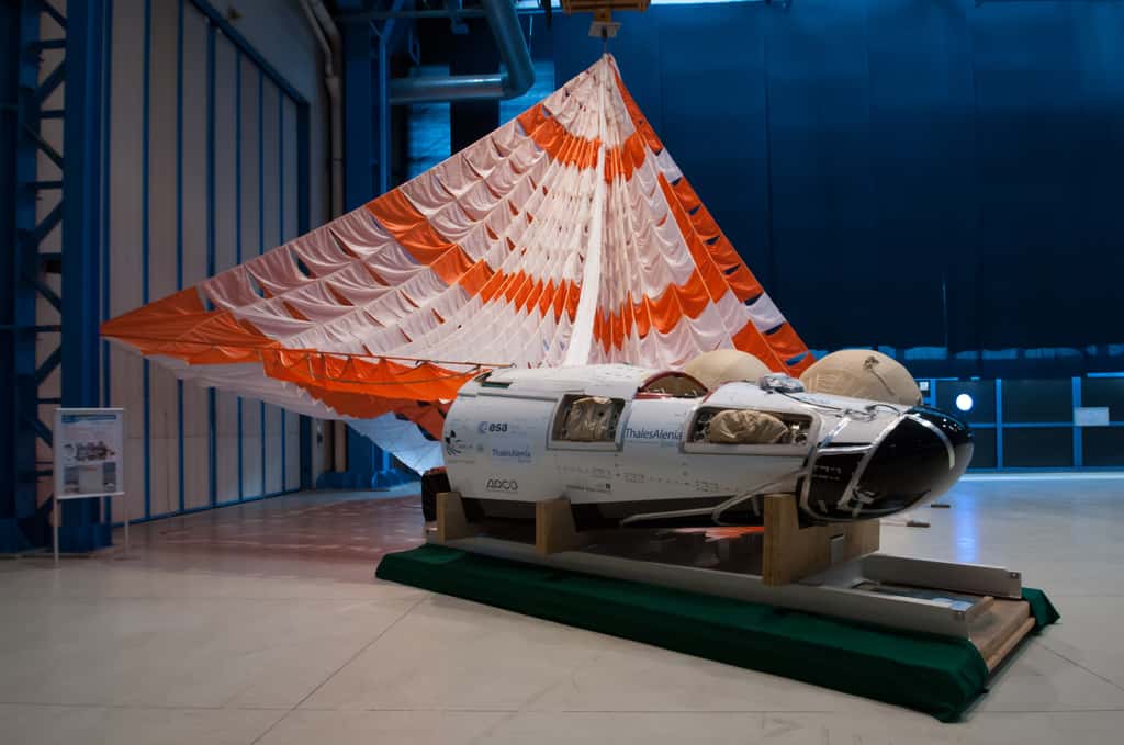 Modèle de test de l’IXV utilisé pour tester l'amerrissage de l'engin. Il est ici présenté dans l'usine turinoise de Thales Alenia Space. © Rémy Decourt