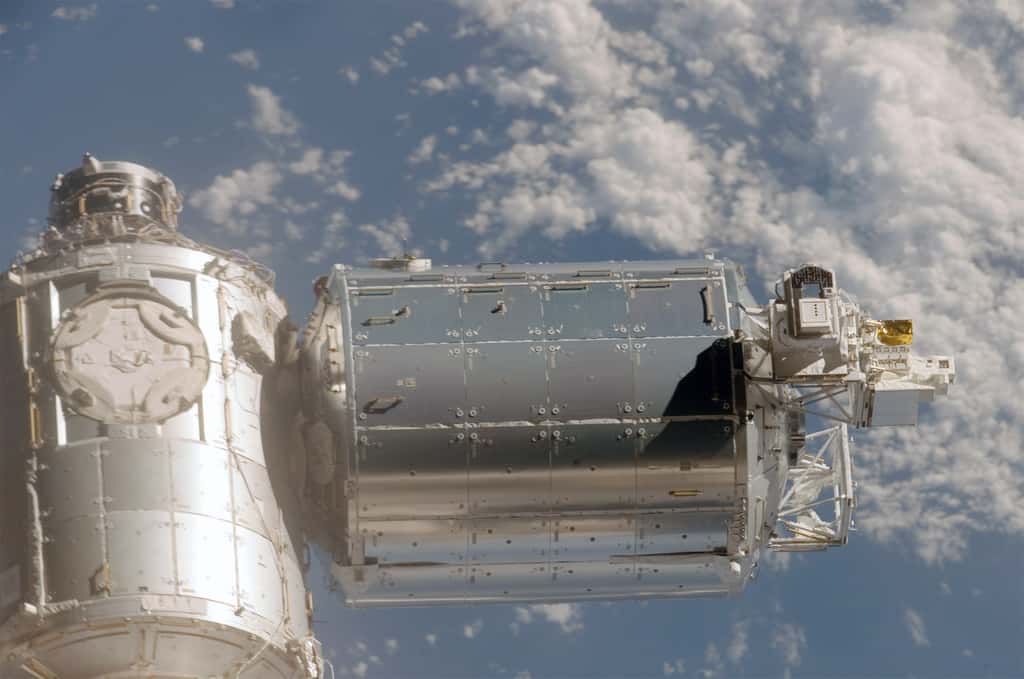 Le module Columbus et la plateforme (à droite) sur laquelle est installée l'expérience Expose. © Nasa