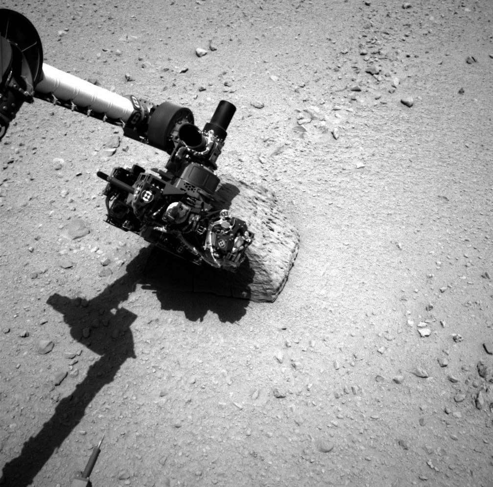 Sur Mars, comme ailleurs dans le Système solaire, la recherche d’une forme de vie éteinte ou active pourrait être faussée si les instruments utilisés sont porteurs de micro-organismes terrestres. D'où la nécessité de comprendre leur résistance aux voyages dans l'espace. À l'image, le bras de Curiosity analysant le rocher Jake Matijevic. © Nasa, JPL-Caltech