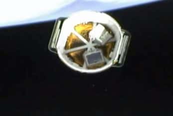 L'arrière de la capsule Dragon vu depuis son lanceur, après la séparation. On aperçoit les deux charges utiles présentes dans le compartiment ouvert de Dragon. © SpaceX