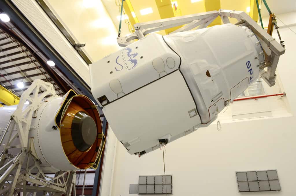 Installation de la capsule Dragon (à droite) sur l'étage supérieur (le deuxième) du lanceur Falcon 9. © SpaceX