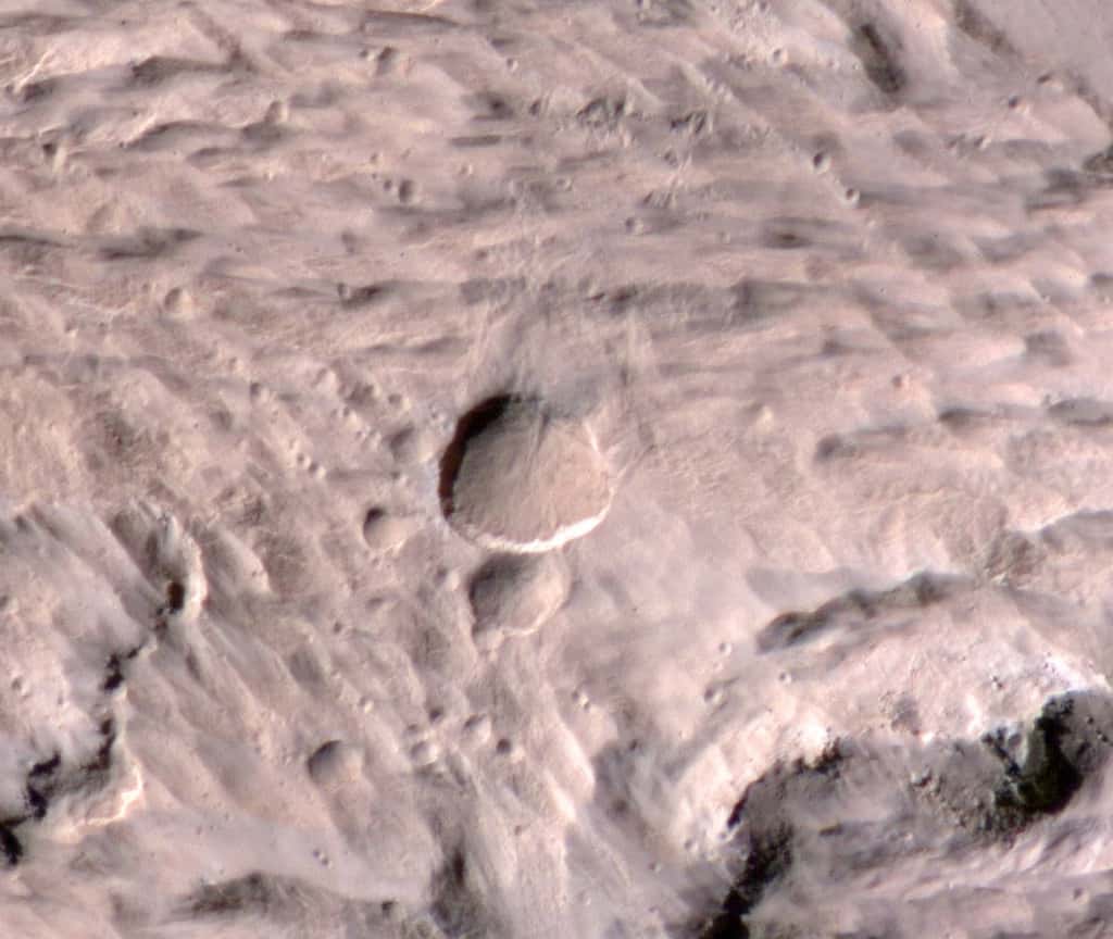 Le cratère découvert par la caméra Marci et photographié par Hirise. © Nasa/JPL-Caltech/<em>University of Arizona</em>