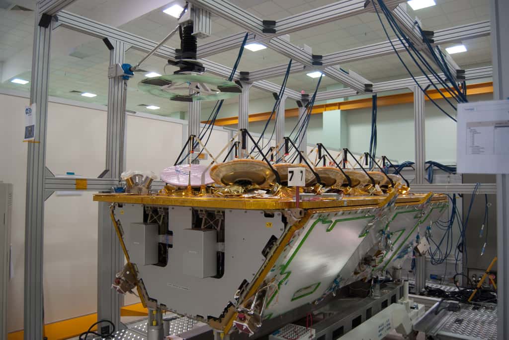 Un des quatre satellites O3B qui doivent être lancés en juin. Il est ici vu dans l'usine romaine de Thales Alenia Space, en mars 2013. © Rémy Decourt
