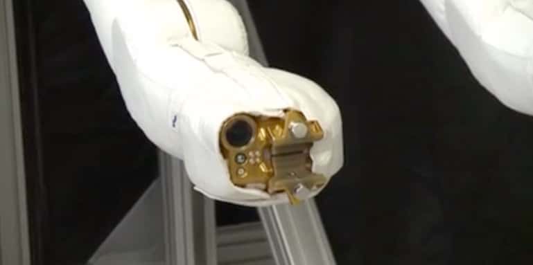 L'extrémité d'une des jambes de Robonaut 2, avec le mécanisme de serrage et la caméra. Le robot attendra le mois de juin pour en être équipé. © Nasa