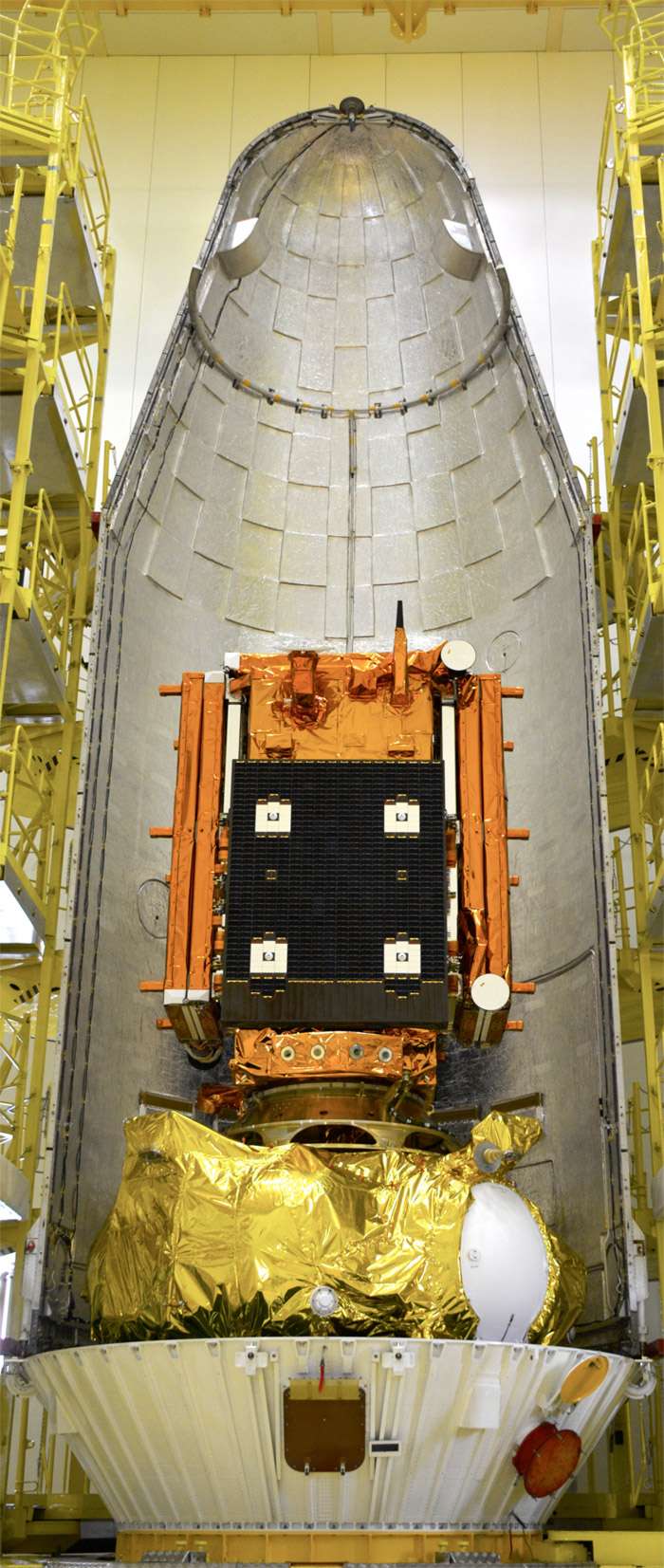 Le satellite Sentinel 1A, posé sur l'étage supérieur Fregat, installé dans la coiffe de son lanceur. © Esa, R. Torres