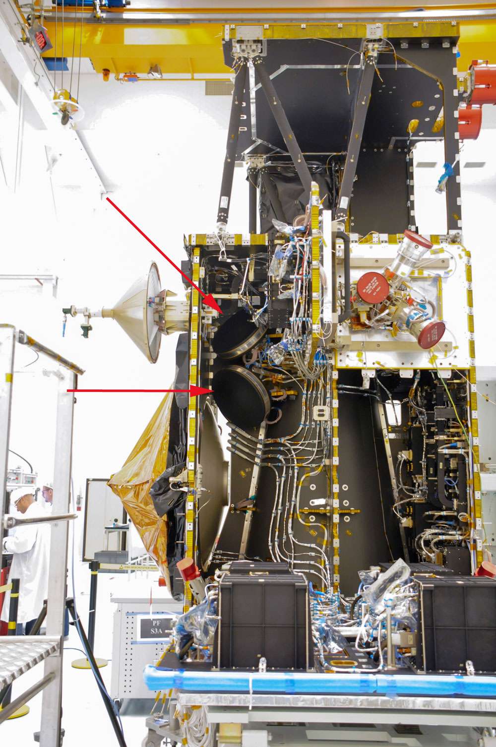 Indiquées par des flèches rouges, deux des quatre roues de réaction du satellite Sentinel 3. Sur le télescope spatial Kepler, qui en possède quatre également, deux d'entre elles sont en panne. Malgré ce handicap, l'instrument repartira à la recherche des exoplanètes. © Rémy Decourt