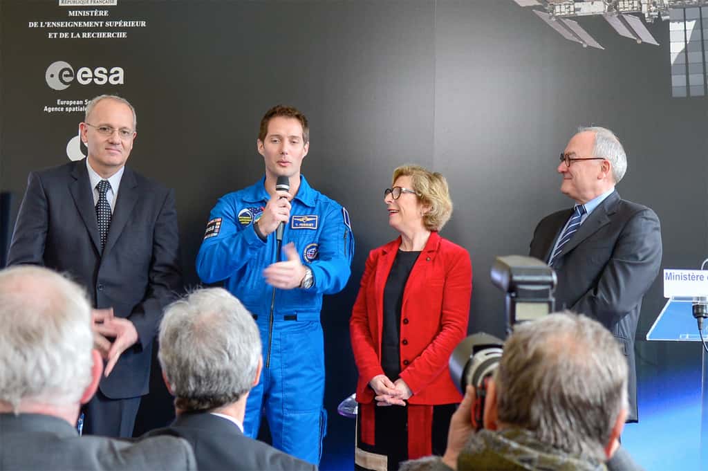 Conférence de presse de l'annonce de l'affectation de Thomas Pesquet (au centre) à une mission de six mois à bord de l'ISS. Il rejoindra la Station en 2016. © Esa, Nadia Imbert-Vier