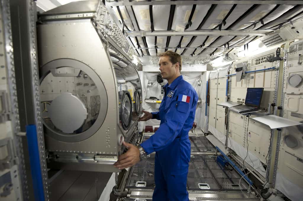 Thomas Pesquet au Centre européen des astronautes, en Allemagne. Il est ici vu dans une maquette de Colombus et de la boîte à gants de l'Esa. © Esa, S. Corvaja