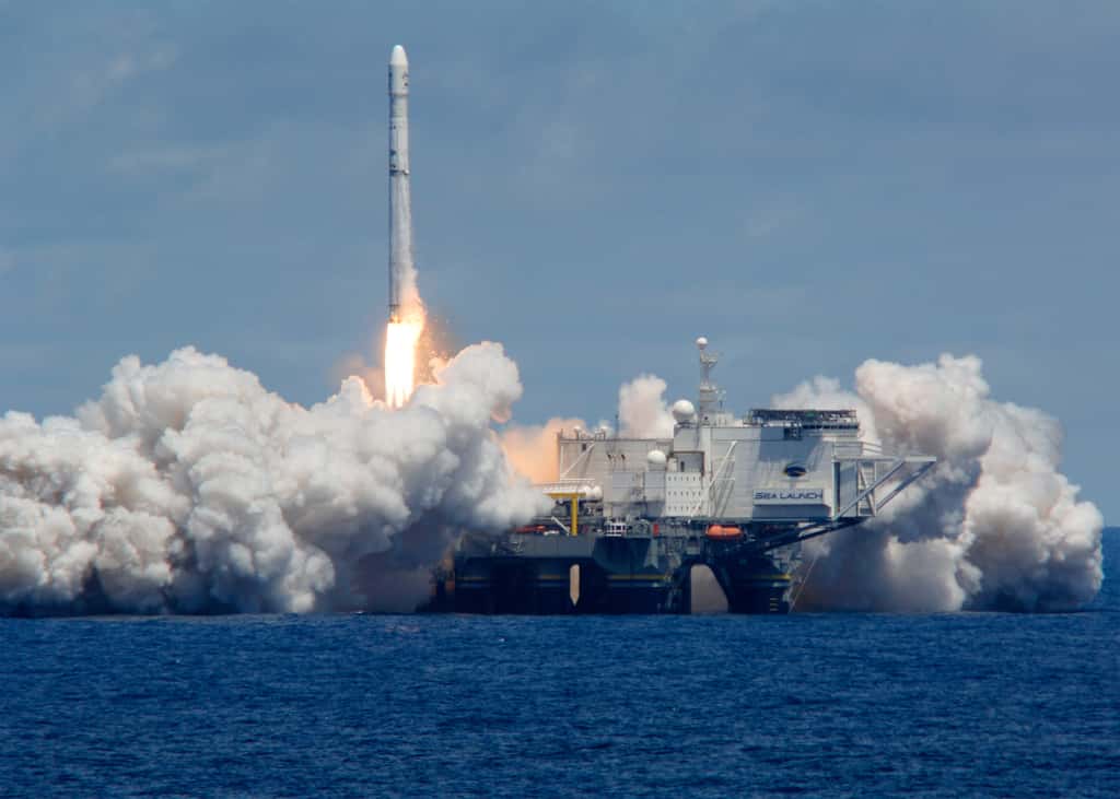 Le retour en vol du Zenit est très attendu. Plus d'un an après son échec, ce système de lancement original (une plateforme en pleine mer proche de l'équateur) joue gros sur ce lancement. Compte tenu du nombre de lanceurs sur le marché, un nouvel échec pourrait être fatal à la société Sea Launch, qui opère ce système de lancement. © Sea Launch