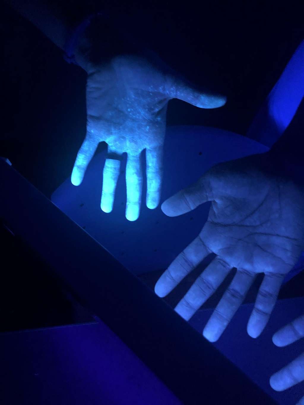 Malgré le port de protections lors de l'expérience, les mains de certains volontaires sont contaminées par le liquide phosphorescent quand ils ont retiré leurs gants. © Rami A. Ahmed, D.O.