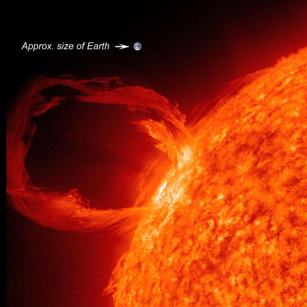 Une proéminence éruptive solaire comme on la voit en lumière UV extrême le 30 mars 2010 avec la Terre superposée pour donner un sens de l'échelle. © Nasa, SDO