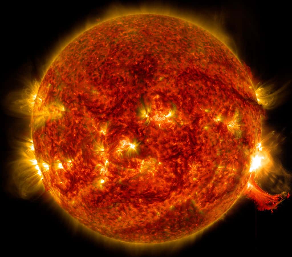 L'observatoire de la dynamique solaire de la Nasa, le satellite SDO, a capturé cette image d'une éruption solaire (en bas à droite ) le 2 octobre 2014. © Nasa / SDO