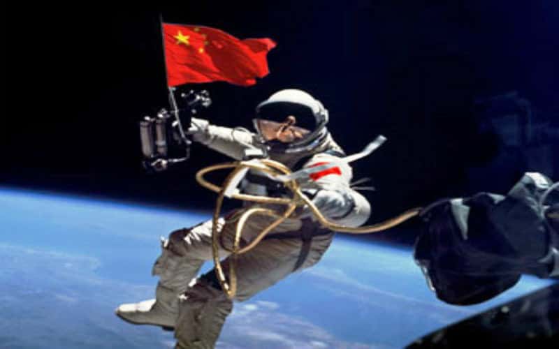 Le drapeau chinois flottant dans l'espace. © CNSA