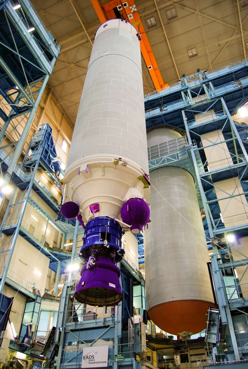 Chaîne de production de l’étage principal d’Ariane 5 dans l’usine d’Airbus Safran Lanchers, aux Mureaux. © Rémy Decourt