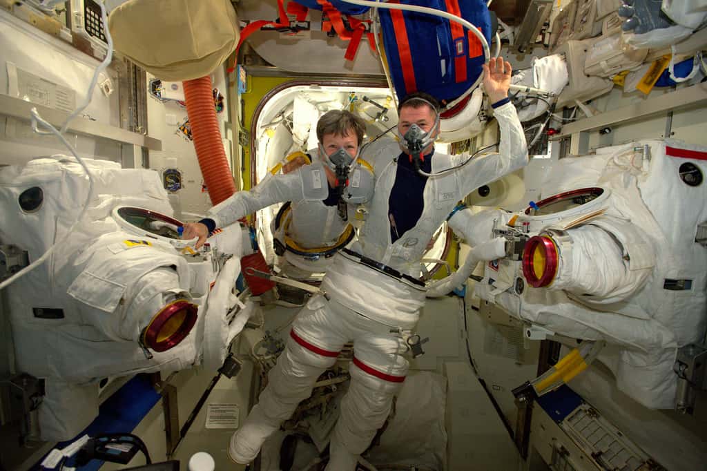 Peggy Whitson et Shane Kimbrough se préparant pour sortir dans l’espace (6 janvier 2017). Ils sont ici vus en train de respirer de l’oxygène pur, sous la surveillance de Thomas Pesquet. Quand la photo a été prise, il restait encore 250 étapes de procédures avant qu’ils puissent sortir… ! © ESA, Nasa