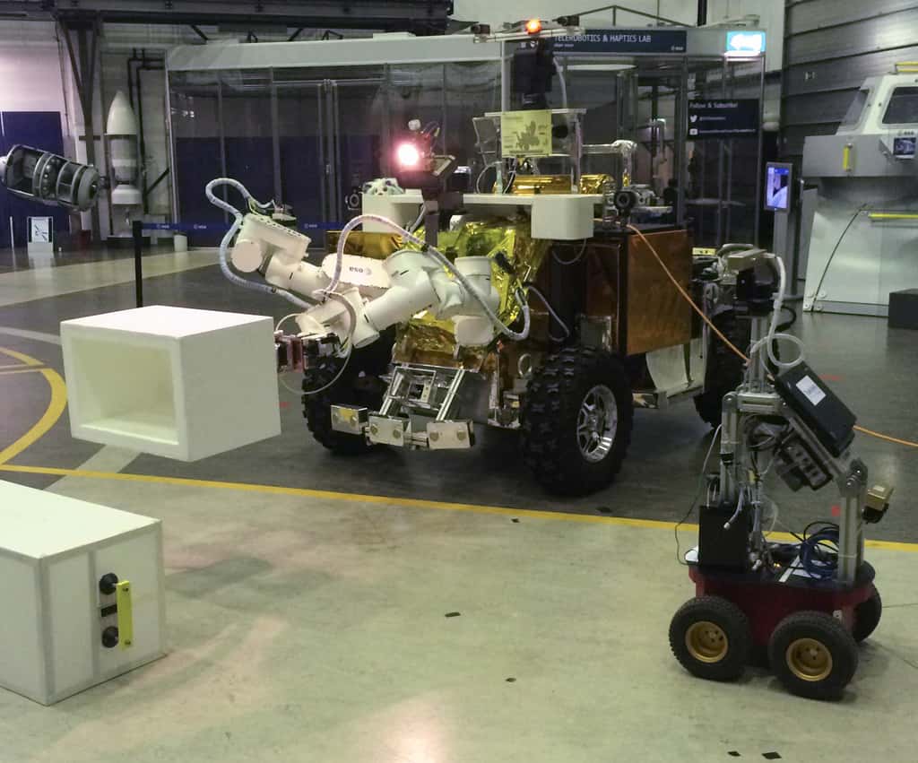 Le rover Eurobot de l'ESA, situé dans le Centre technique de l'ESA à l'Estec, piloté par Andreas Mogensen depuis la Station spatiale. © ESA