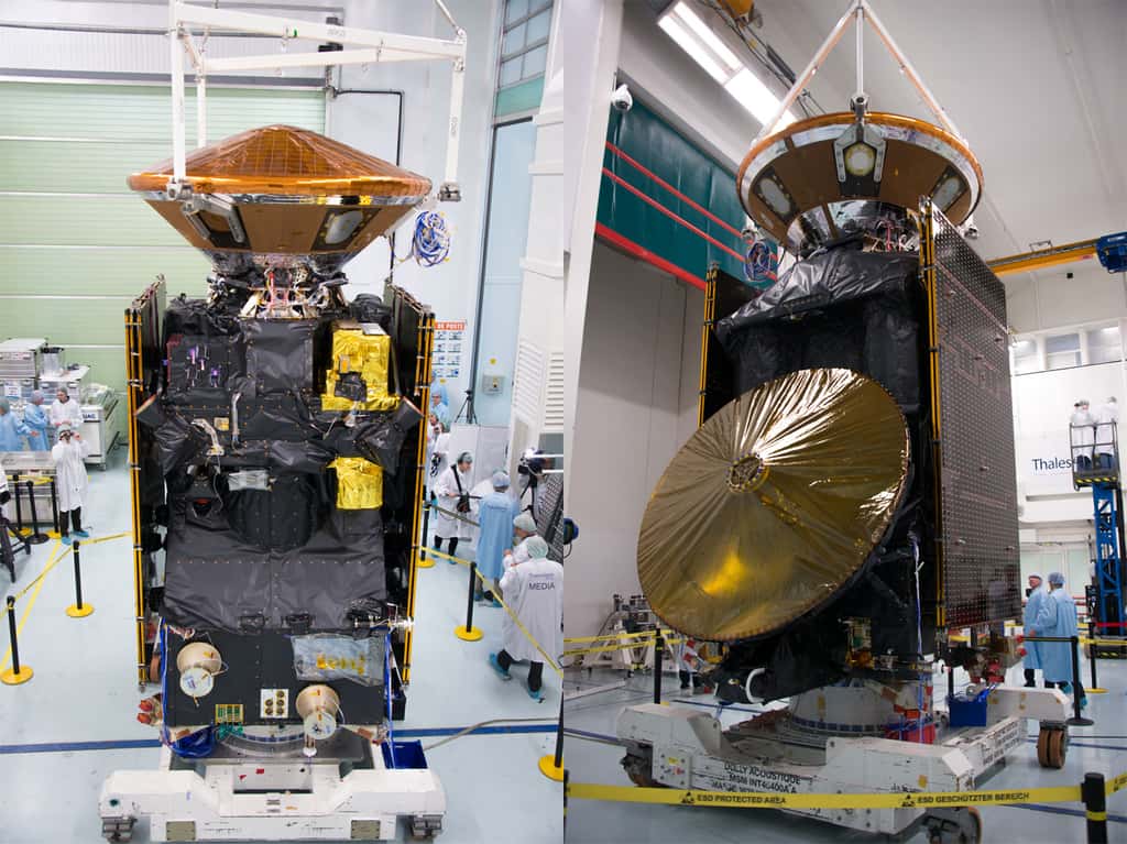 Avec ses 4,3 tonnes, ExoMars 2016 est l'engin le plus lourd jamais lancé à destination de Mars, dépassant Curiosity (3,9 tonnes) et les sondes Viking (3,5 tonnes). Il comprend l'orbiteur TGO (<em>Trace Gas Orbiter</em>) et le démonstrateur de rentrée atmosphérique (capsule Schiaparelli), que l'on voit au-dessus du TGO sur la photo de gauche. L'autre grande structure circulaire, visible à droite, au premier plan, est l'antenne parabolique. © Rémy Decourt