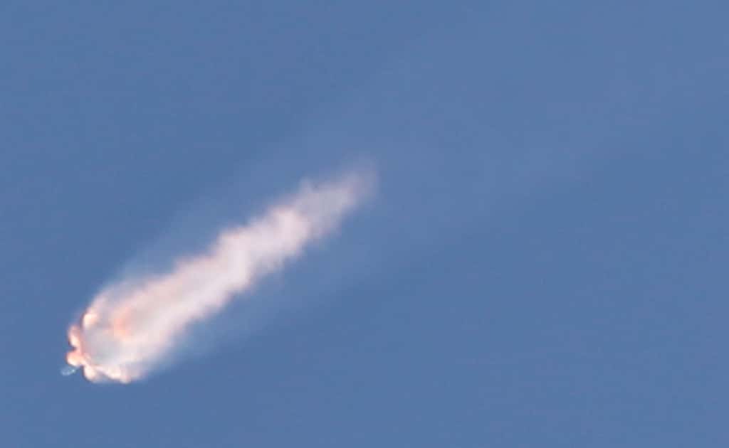 Après une impressionnante série de 18 lancements réussis, le lanceur Falcon 9 a explosé en vol le 28 juin. Il emportait une capsule Dragon à destination de la Station spatiale internationale. L'explosion a entraîné la perte de deux tonnes de fret, dont un des deux futurs ports d’amarrage des véhicules habités de SpaceX et de Boeing. © Nasa