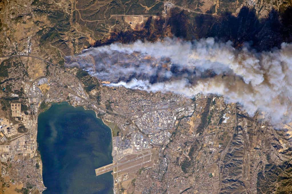 L’incendie de Marseille photographié par le cosmonaute Oleg Skripochka depuis la Station spatiale. Clichés acquis le 10 août 2016 à 15 h 45 TU. © Roscomos
