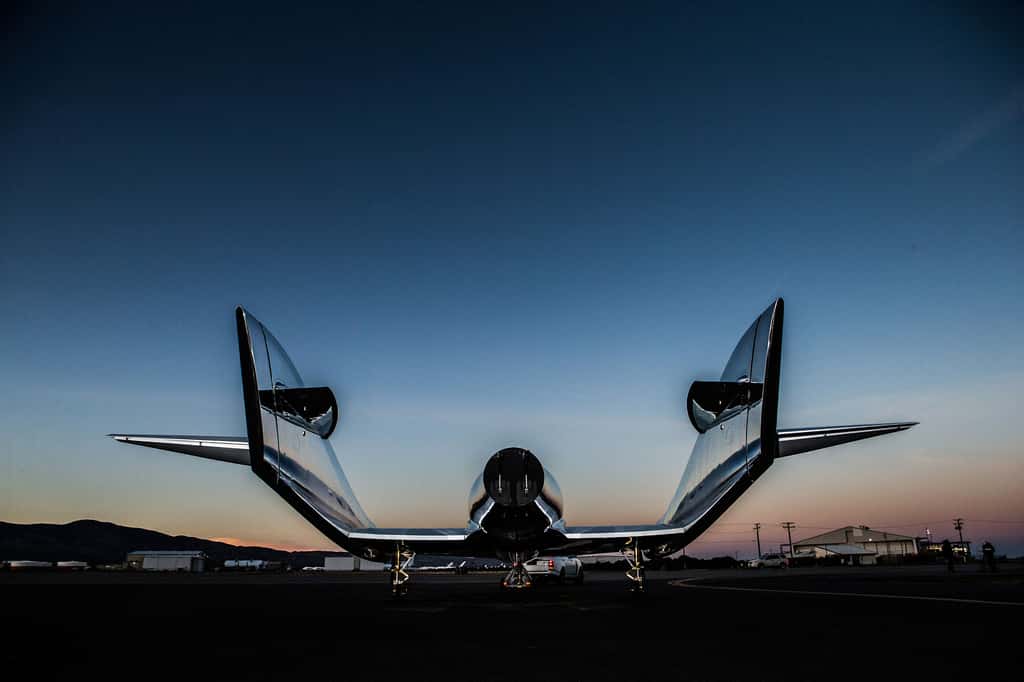 La nouvelle version du SpaceShipTwo arbore une livrée blanche et argentée différente de la précédente version du véhicule suborbital. © Virgin Galactic, Mark Greenberg