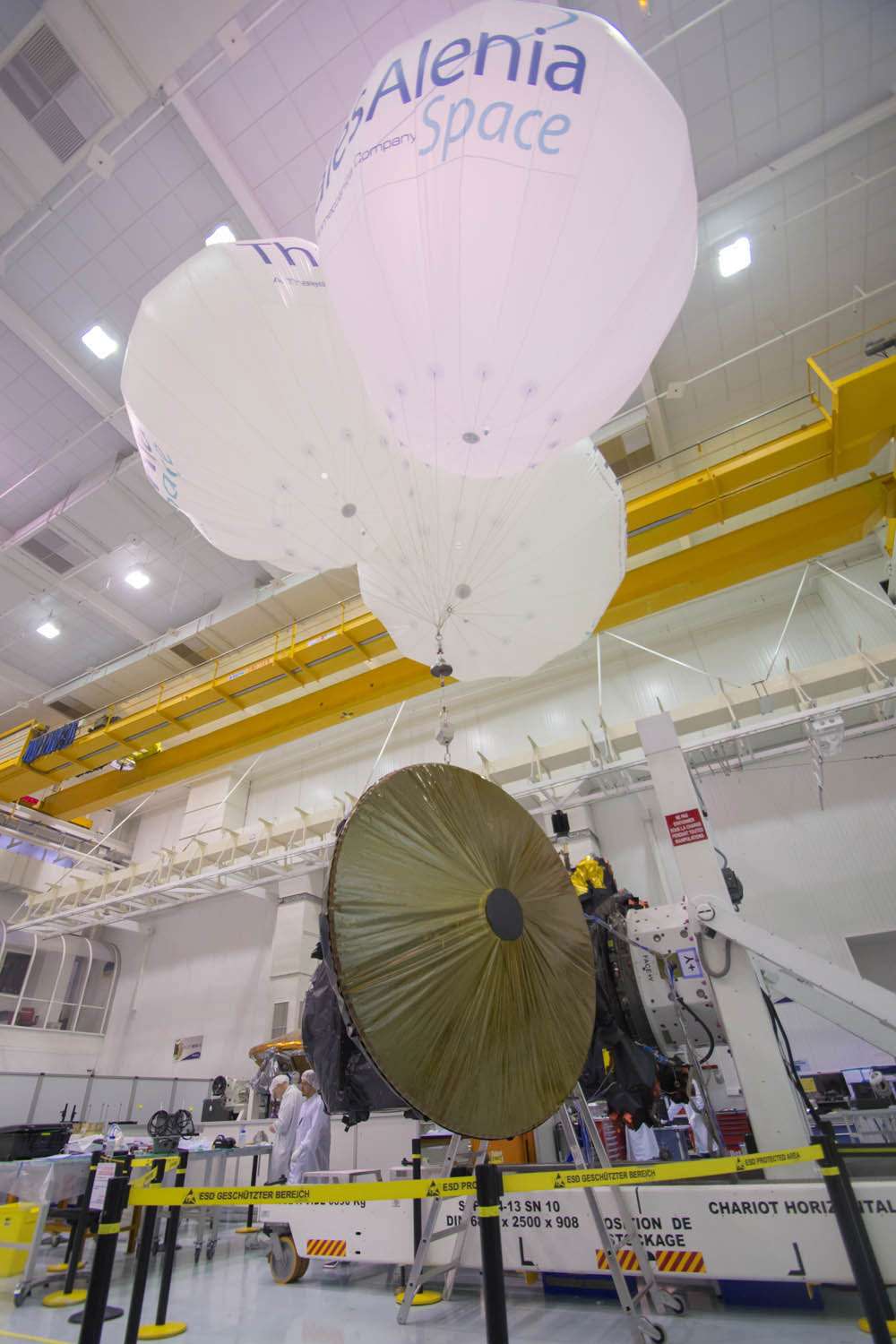 Essai de déploiement de l'antenne en bande X de 2,2 mètres, soutenue par les trois ballons gonflés à l'hélium. © Rémy Decourt