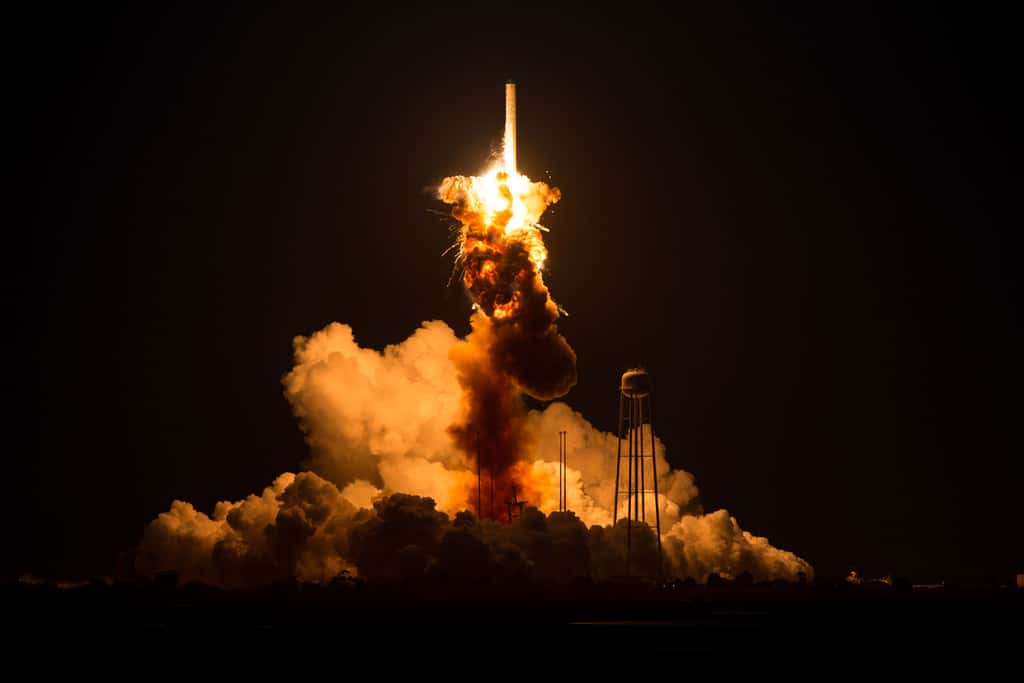  Malgré ce que laissent penser les images, l'explosion du lanceur Antares a peu endommagé son pas de tir. © Orbital Sciences