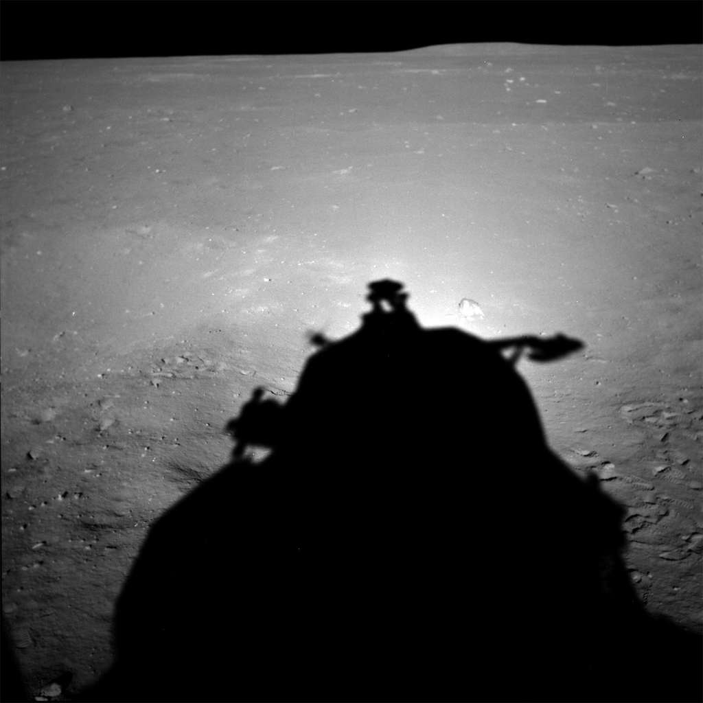 À ce jour, seuls les États-Unis ont été capables d'envoyer des Hommes sur la Lune. Les Soviétiques s'y sont essayés mais sans succès. Avant la fin de la décennie 2030, la Chine pourrait être le deuxième pays à le faire. À l'image, sur la surface lunaire, l'ombre d'un module lunaire Apollo de la Nasa. © Nasa