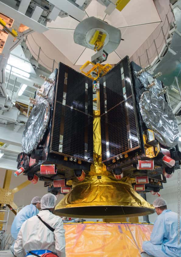Les quatre satellites Galileo installés sur le dispenser, la structure qui supporte les satellites pendant le vol du lanceur et assure leurs mises à poste à l’instant précis demandé par la mission. © ESA, Cnes, Arianespace, Service optique CSG