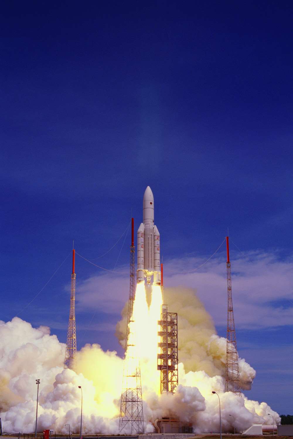 Dire que lors de son deuxième vol, en octobre 1997, Ariane 5 était seulement capable de transporter 5,8 tonnes en orbite de transfert géostationnaire (GTO pour <em>Geostationary transfer orbit</em> en anglais), contre plus de 10 tonnes aujourd'hui. Depuis son entrée en service, elle a constamment été améliorée, avec notamment un nouveau Vulcain (moteur-fusée) et un nouvel étage supérieur. © ESA, Cnes, Arianespace, CSG