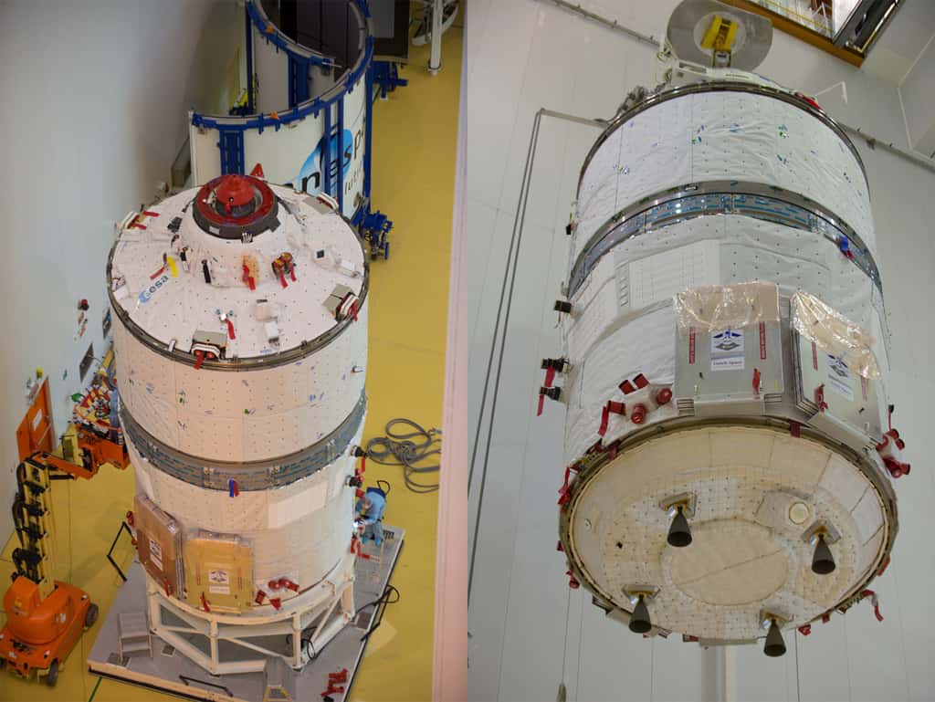 L'ATV-5 Georges-Lemaître vu de dessus, avec son mécanisme d'amarrage à l'ISS (photo de gauche) et de dessous, avec une partie des moteurs qui l'équipent (photo de droite). © Esa, S. Corvaja