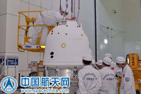 À moins de tenter de rapporter des rochers lunaires, la taille de la capsule de retour de Chang'e 5-T1 est bien plus dimensionnée pour le transport d'un taïkonaute. © CNSA