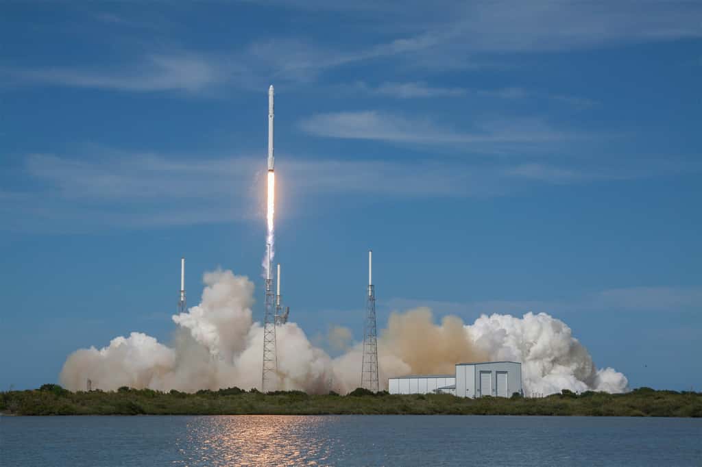 En raison de la montée en puissance du Falcon 9, SpaceX pourra se targuer d'avoir influencé la définition de la future Ariane 6 et du Vulcan. ULA se devait d'adopter un nouveau lanceur sans moteur russe (aujourd'hui, certains de ces lanceurs utilisent le moteur RD-180) et de proposer un lanceur moins cher alors que le gouvernement américain s'apprête à autoriser SpaceX à concourir pour lancer ses satellites. © SpaceX