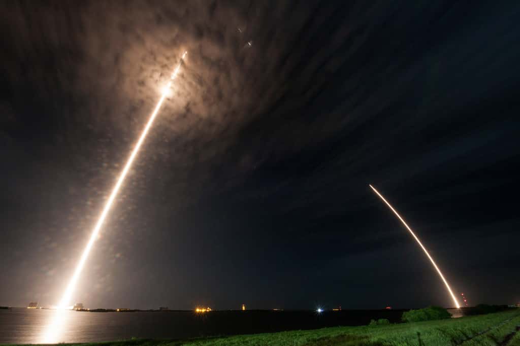Le décollage du lanceur Falcon 9 (à gauche), avec à son bord la capsule Dragon CRS-9, et le retour au sol de son étage principal (à droite). © SpaceX